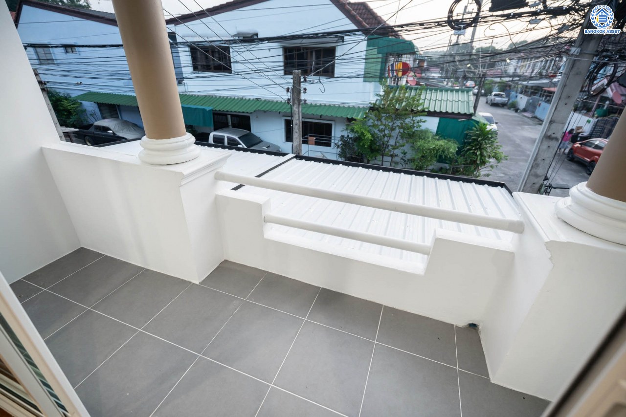 บ้านมือสองตกแต่งใหม่ โครงการ บ้านดุลิยานนท์ ติวานนท์ ทาวน์เฮ้าส์พร้อมอยู่ หลังมุม ราคาสุดคุ้ม! เนื้อที่ 16 ตร.ว. ฟังก์ชัน 2 ห้องนอน 2 ห้องน้ำ 1 ที่จอดรถ บนทำเลเชื่อมต่อเมือง ใกล้รถไฟฟ้าสายสีชมพู "สถานีสามัคคี" และจุดขึ้นทางด่วน "งามวงศ์วาน"